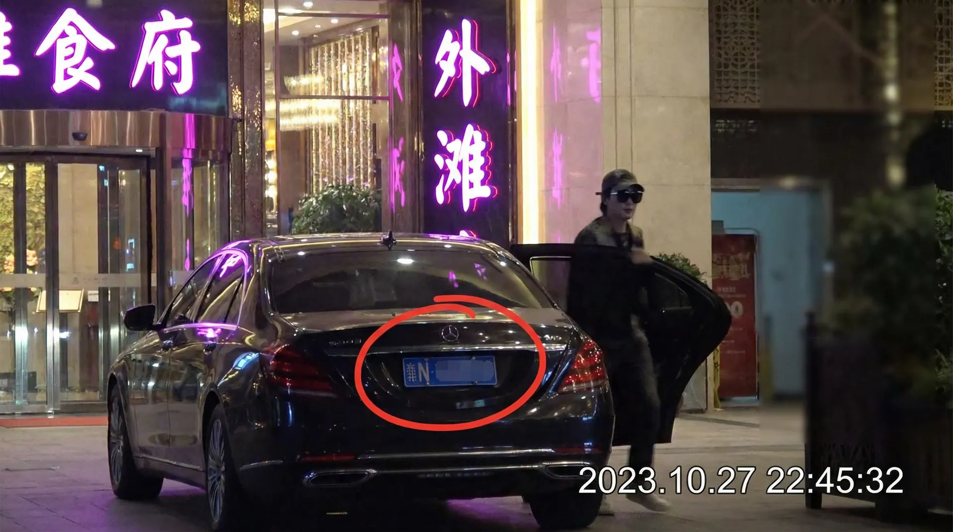 工口里番全色彩无遮挡 - 豪车餐厅外偷拍